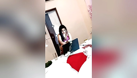 Indian hottie with big boobs gets naked in amateur solo