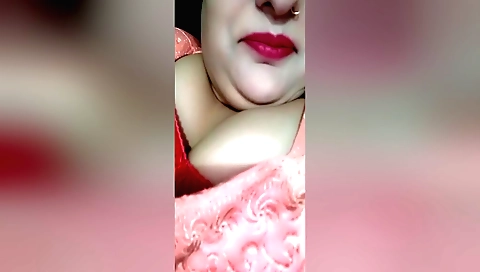 Big boobs and tight ass of a hottie in a hardcore solo video