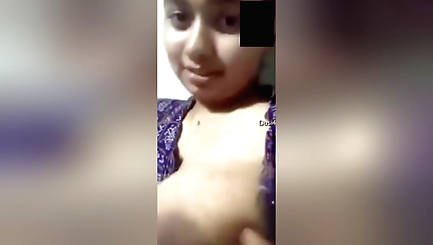 Amateur Indian chick does a webcam solo video masturbation