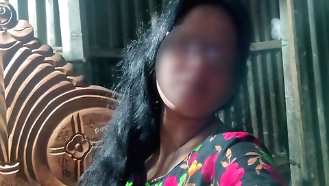 Indian amateur brunette woman masturbates in a solo video