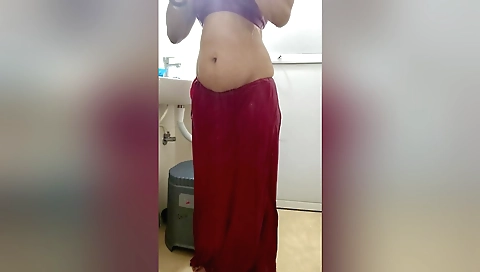 Indian bhabhi naked and bathed in favorite clothes