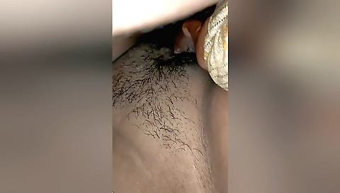 Indian hairy pussy gets penetrated in amateur video