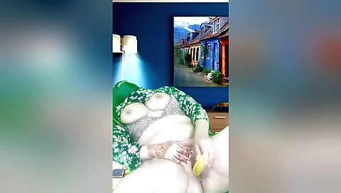 Indian babe shows off her sexy big tits in a solo porn video