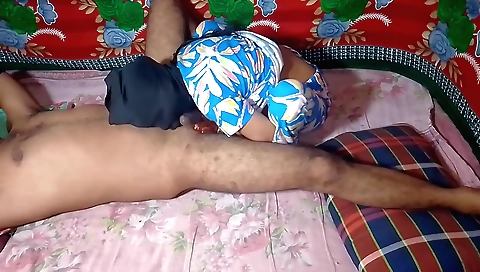 Indian girl is showing her nice lips for a blowjob