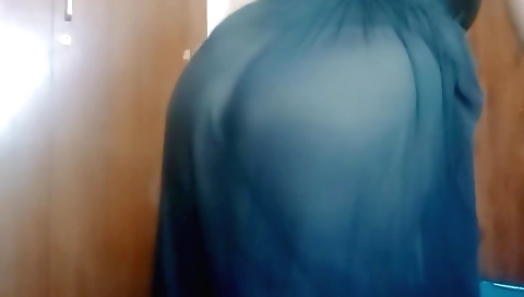Chubby chick in sexy outfit shows her big tits and ass on cam