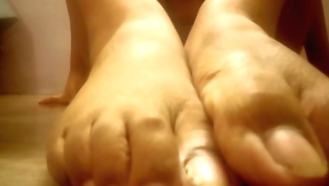 Amateur solo female masturbates while playing with fingers