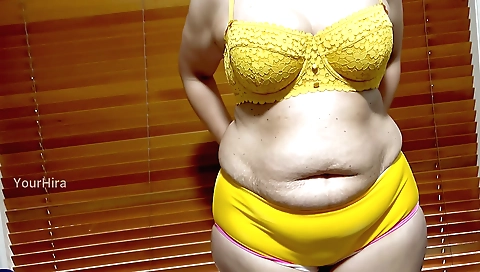 Indian woman with a big booty is showing off her tits