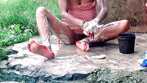 Hot amateur naked video with sexy desi bhabhi outdoor