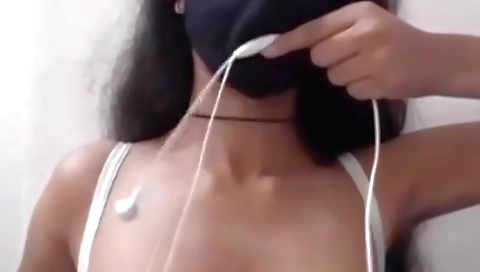 Indian girl shows her big boobs in amateur solo video