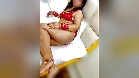Indian girl shows off her body in homemade amateur porn video