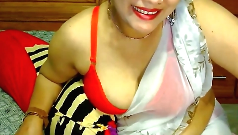 Hot Indian girl with big tits gives a big amateur video