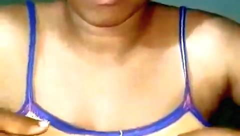 Brunette amateur chick showing her big boobs in webcam vid
