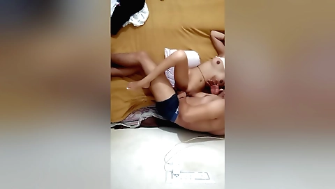 Amateur video shows a lady getting her lips kissed