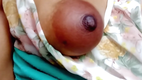 Indian girl fucks herself on a naked bed and gets penetrated