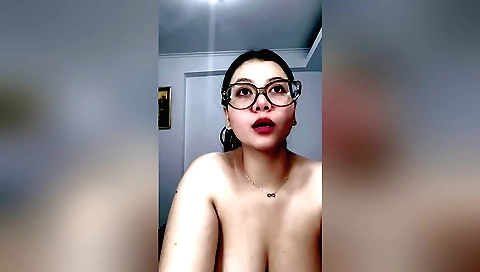 Indian brunette shows her sexy tits in a homemade solo