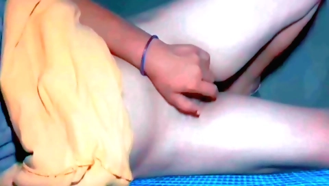 Indian woman with a sexy body fucks herself and her pussy
