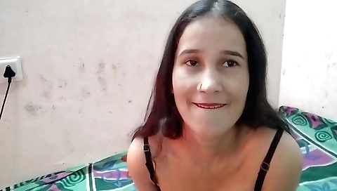 Indian amateur hot solo video showing her naked dress