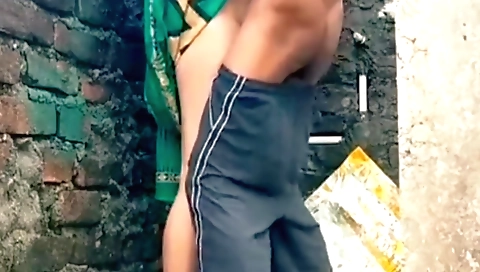 Bengali girl is fucked by a guy outdoors in outdoor