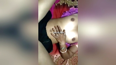 Indian babe with a shaved pussy is having a great blowjob