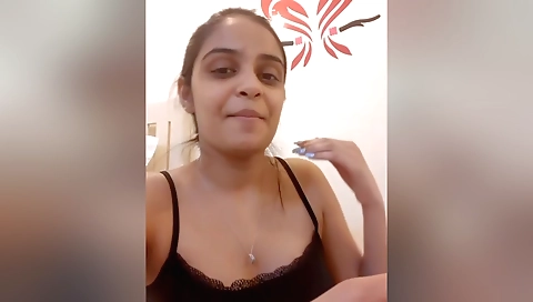 Indian solo beauty shows her natural body in homemade video