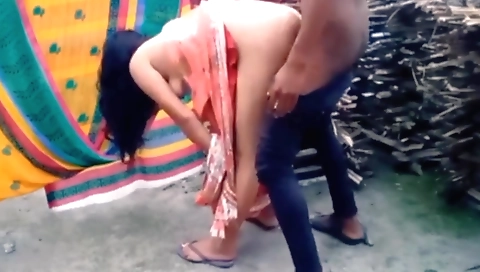 Amateurs brunette outdoor video shows her boyfriend and lover
