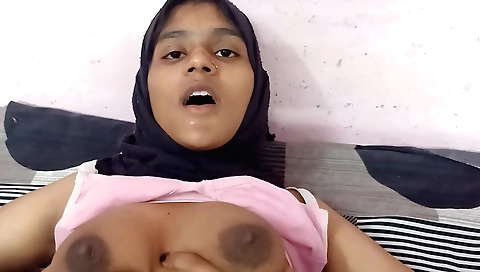 Indian slut gets nailed in the bedroom by a hot dude