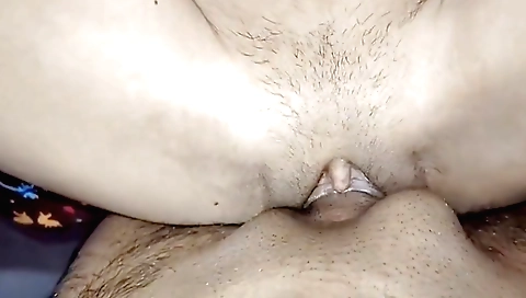 Indian porn video shows a gorgeous babe trying to fuck