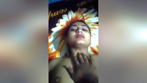 Amateur Indian porn video showing a slutty lady in the camera