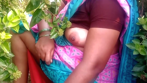 Indian hottie with big boobs in homemade outdoor porn