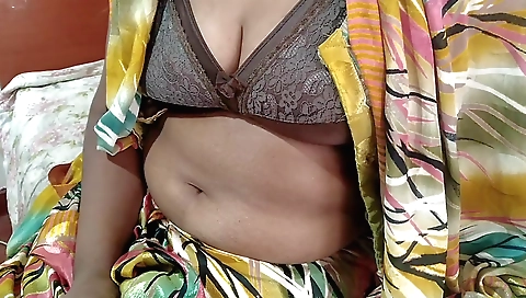 Bhabhi dammi is a beautiful indian with natural curves