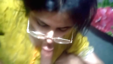 Slut with large boobs sucks the cock of the koi aagya