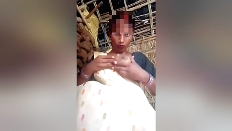 Indian solo video shows a hot girl fingered and penetrated