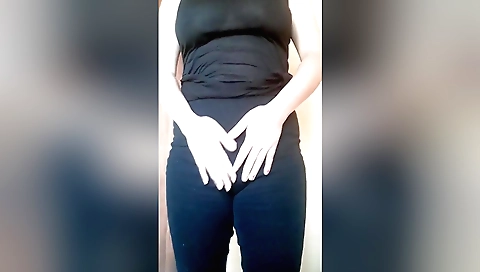 Brunette with a nice body showing her pussy in this solo video