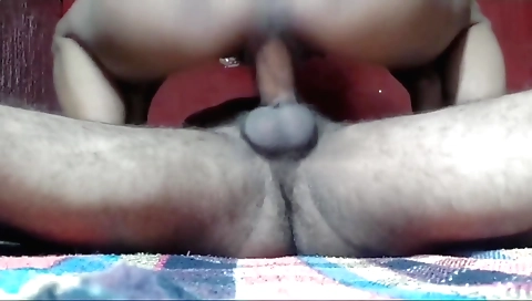 Amateur brunette gets her pussy licked instead of a gift