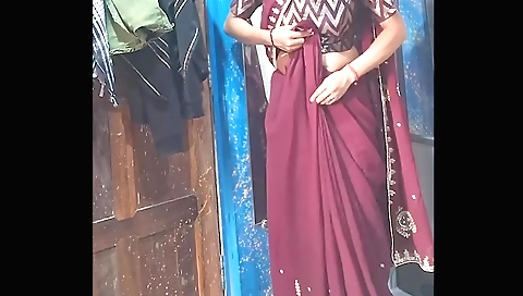 Indian milf sucks her lover's penis in the bedroom