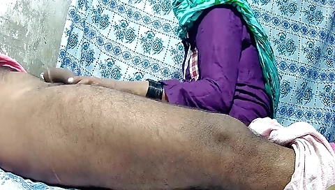 Indian babe gets fucked with her ass in homemade video