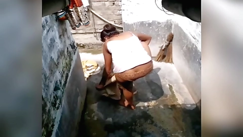 Indian amateur video showing naked girl in the village