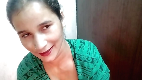 Indian girl with a petite body does her best to seduce a guy