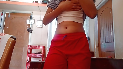 Solo female shows her natural body in amateur porn