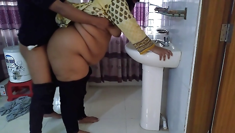 Indian hottie fucked by a guy in a homemade video clip