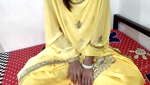Indian brunette amateur gets her ass fucked in solo video