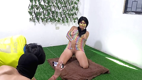 Indian amateur shows her face and mouth in first threesome