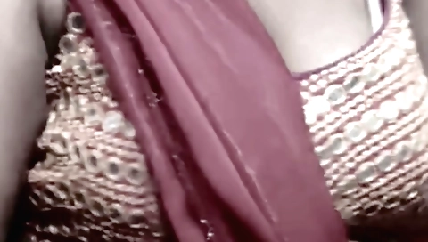 Sexy indian mature aunt on the bed and she is opening her bra