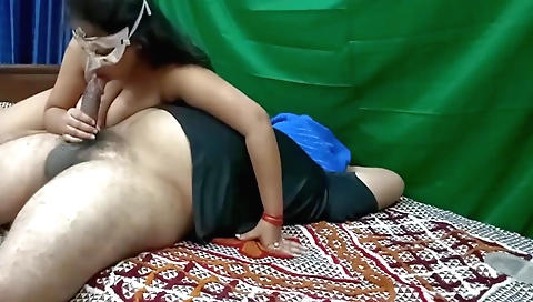 Indian hottie shows up in a web cam cam of herself