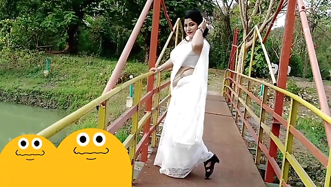 Indian babe fucks in the park with her big booty and tits