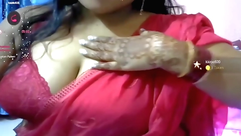 Busty brunette fucks in her pussy while in solo webcam