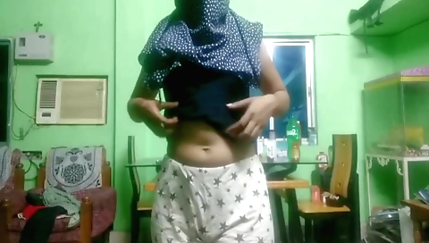 Indian amateur girl shows her tight pussy and fucks